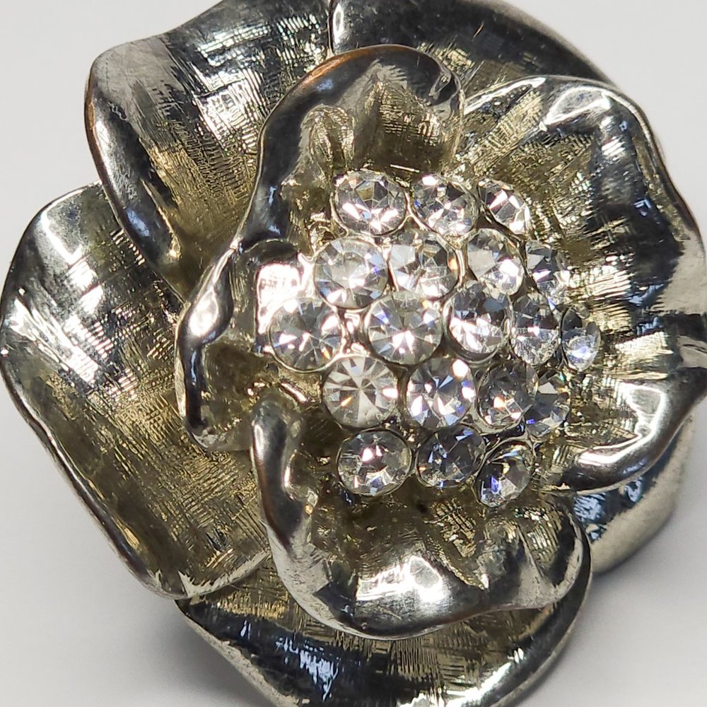 Large Silver Rose Rhinestone Cocktail Ring - Picture 3 of 4